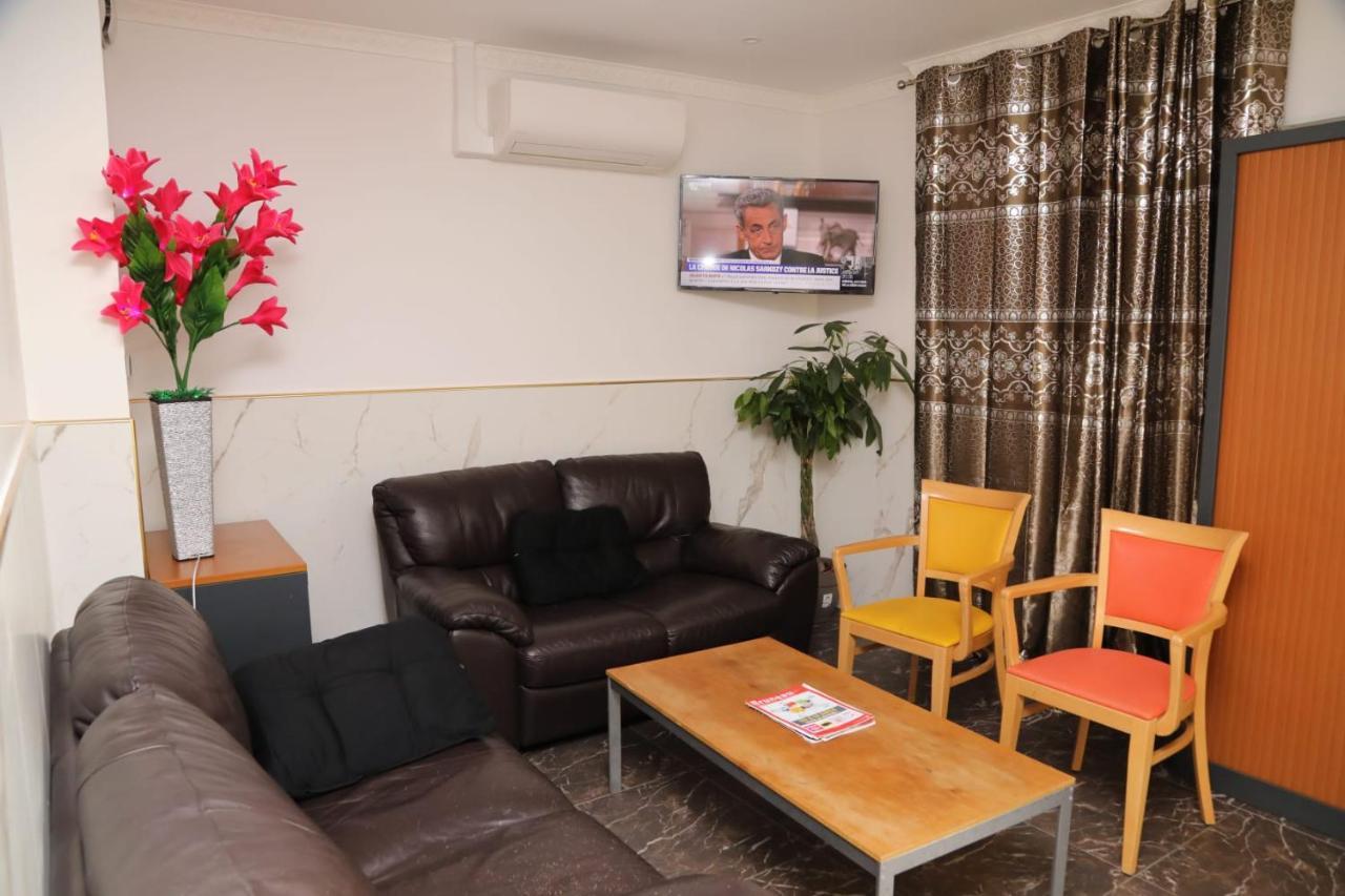 Hotel Le Privilege La Courneuve Exterior foto