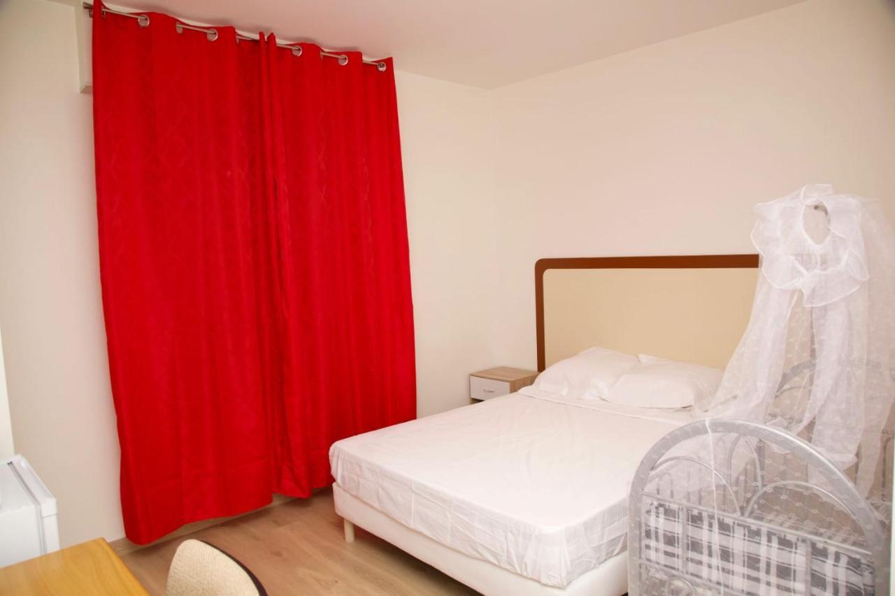 Hotel Le Privilege La Courneuve Exterior foto
